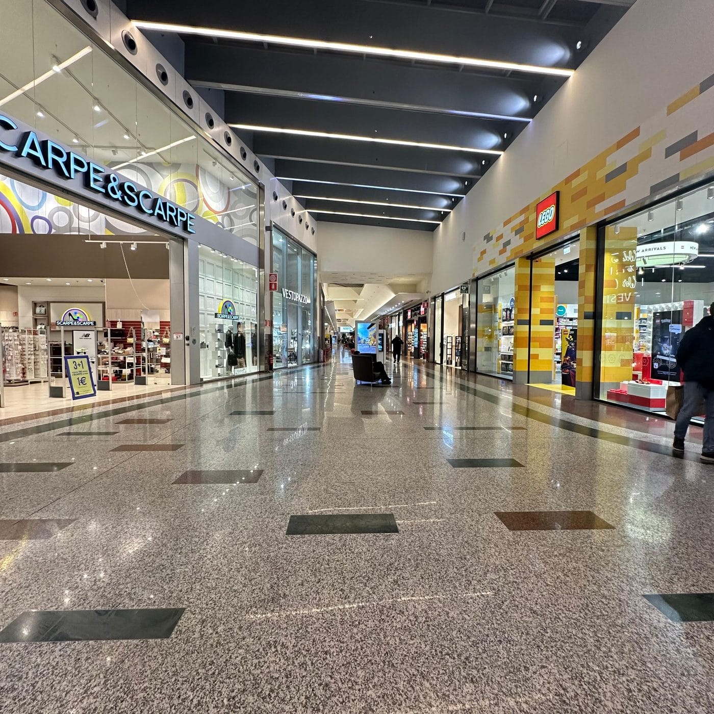 Foto principale di Centro Commerciale Carrefour di Limbiate - Spazio temporaneo C07S004